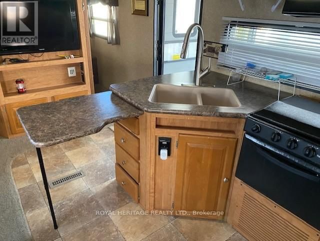 920 SKYLINE ROAD Image 17