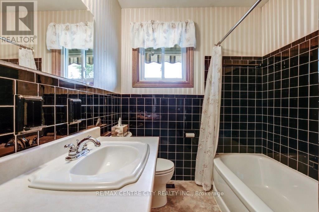 294 BURLINGTON CRESCENT Image 10