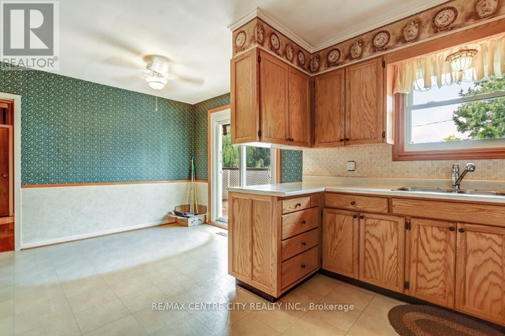 294 BURLINGTON CRESCENT Image 13