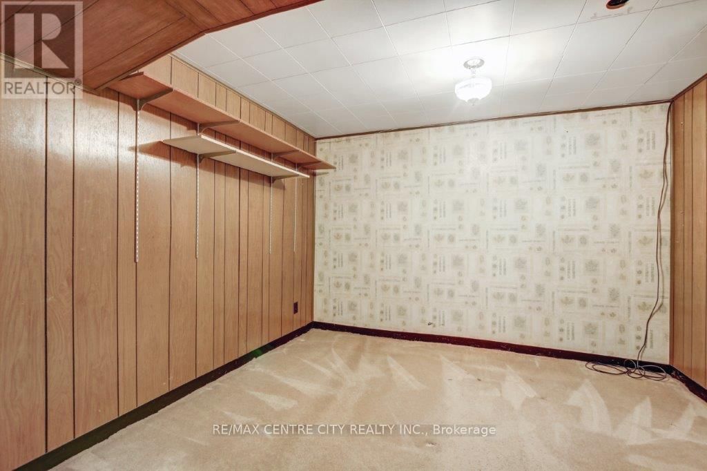 294 BURLINGTON CRESCENT Image 18