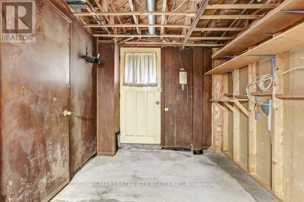294 BURLINGTON CRESCENT Image 21