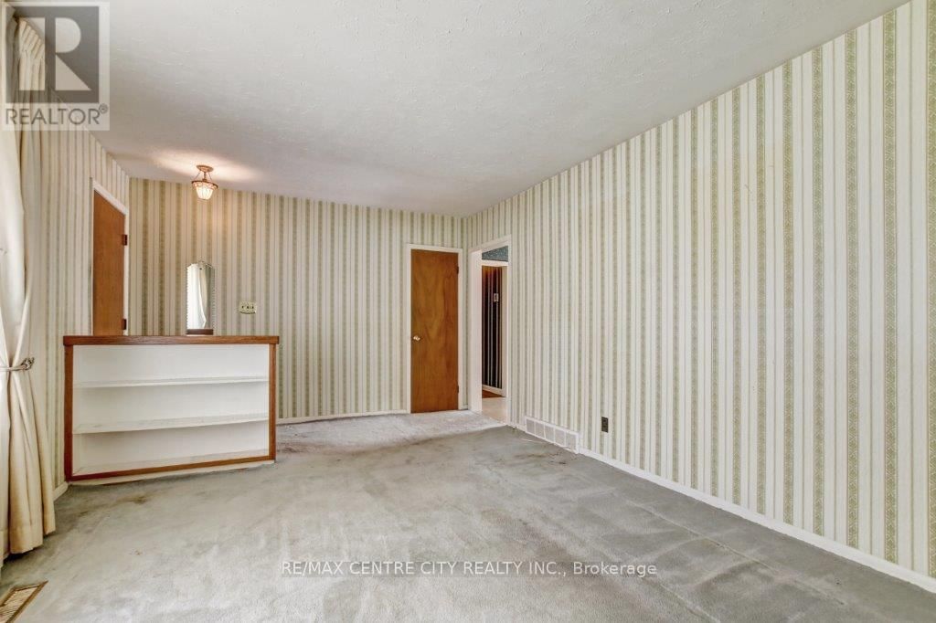 294 BURLINGTON CRESCENT Image 6