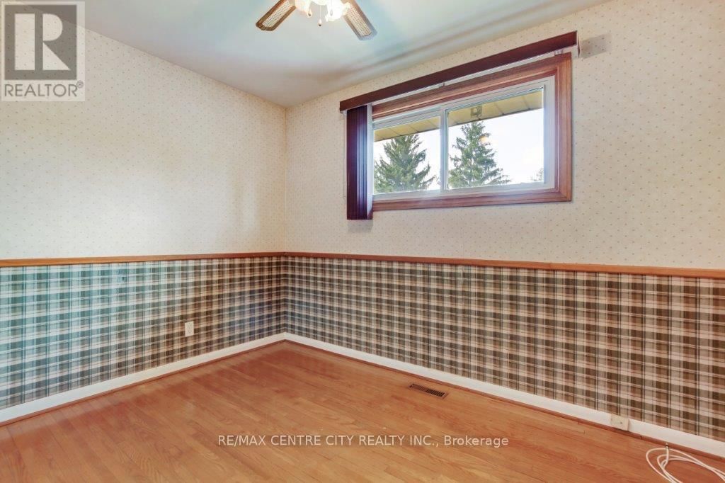 294 BURLINGTON CRESCENT Image 9