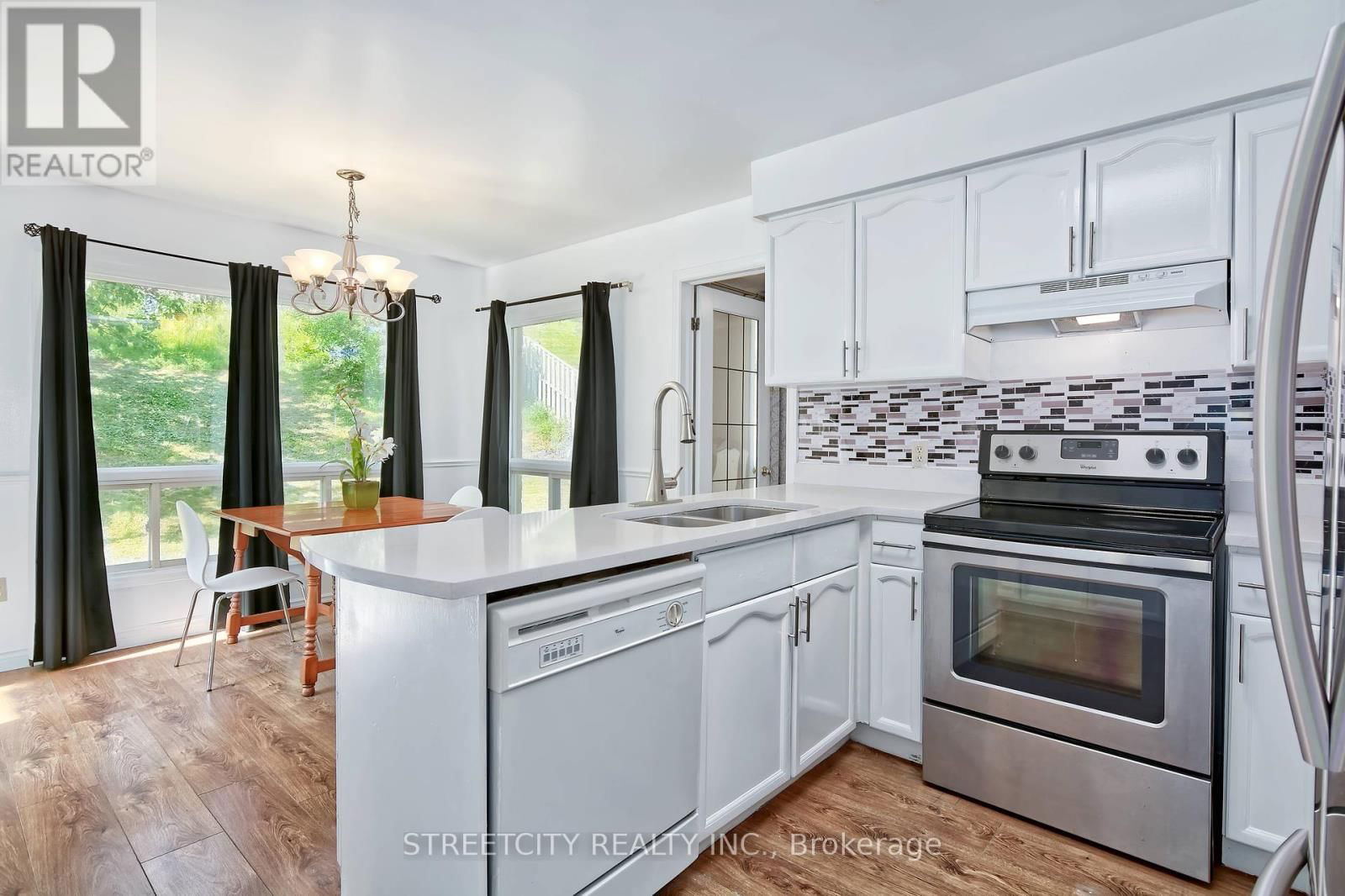 42 LAUREL STREET Image 10