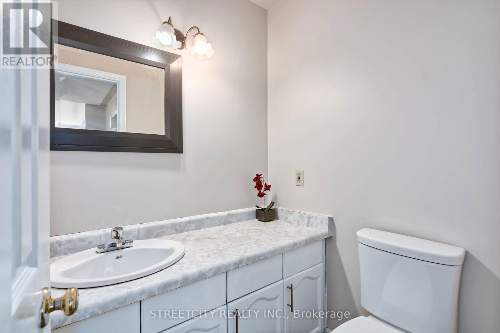 42 LAUREL STREET Image 15
