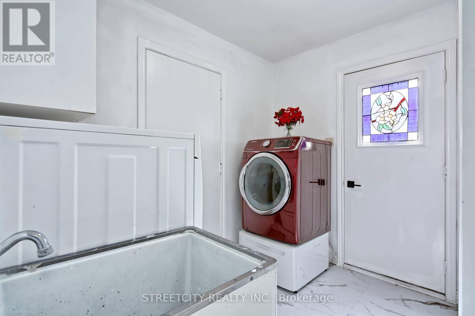42 LAUREL STREET Image 16