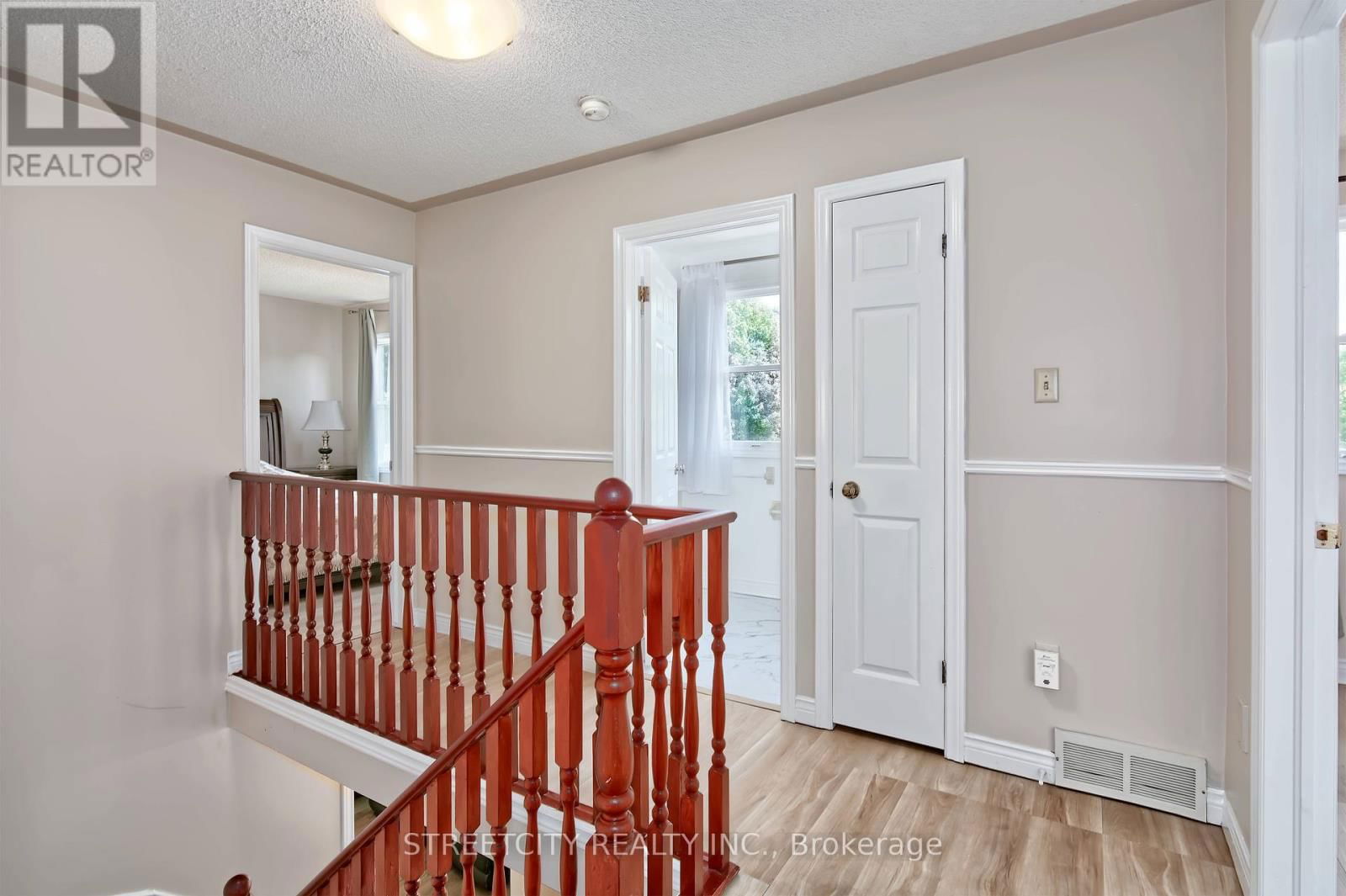 42 LAUREL STREET Image 18