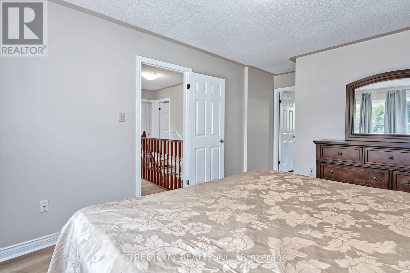 42 LAUREL STREET Image 20
