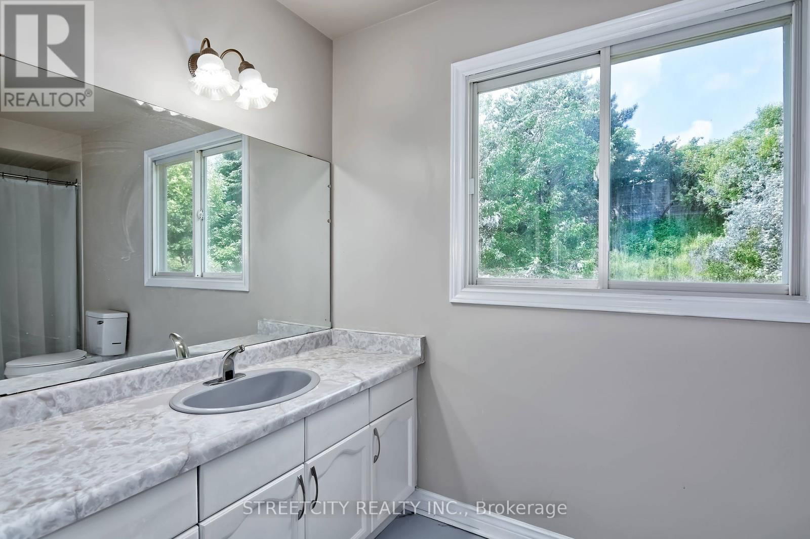 42 LAUREL STREET Image 22