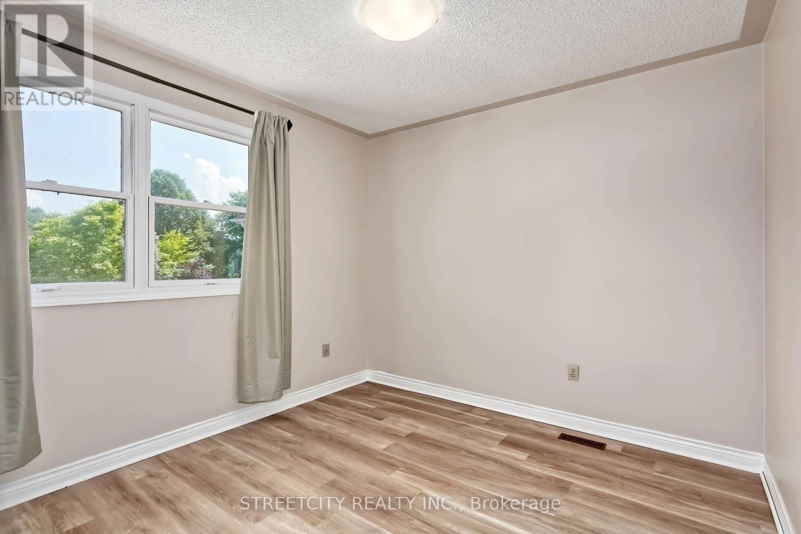 42 LAUREL STREET Image 24