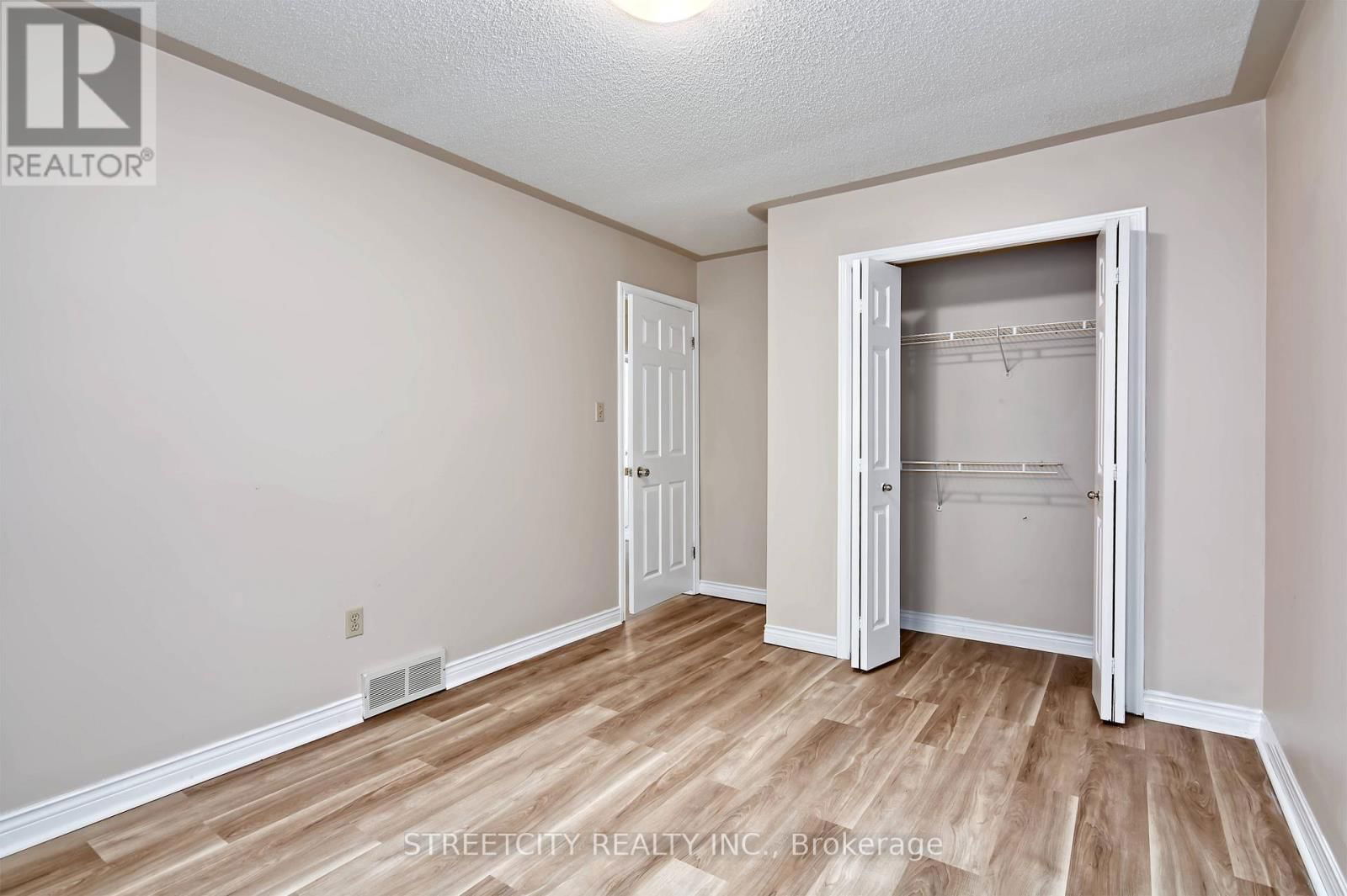 42 LAUREL STREET Image 27
