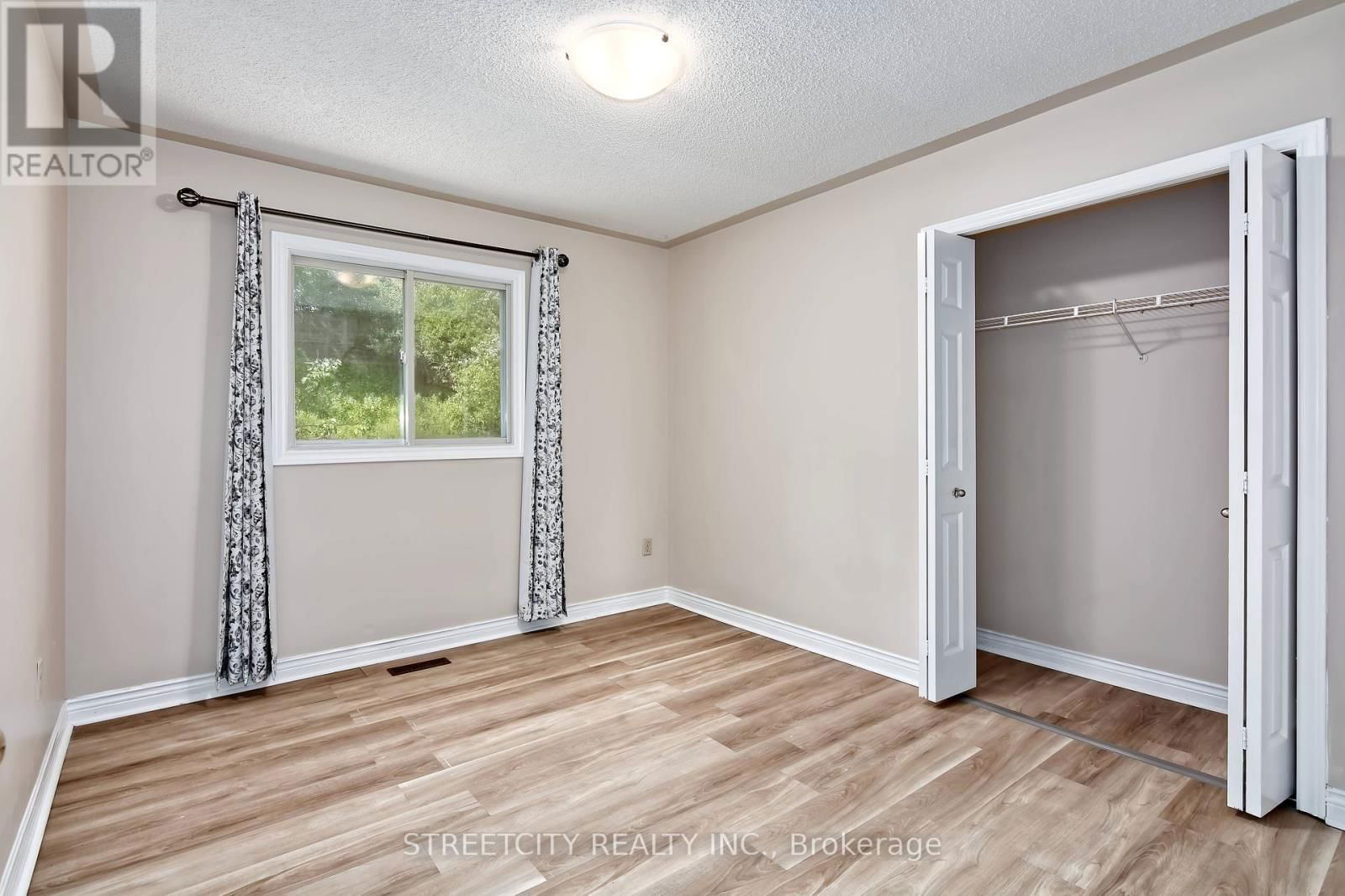 42 LAUREL STREET Image 28