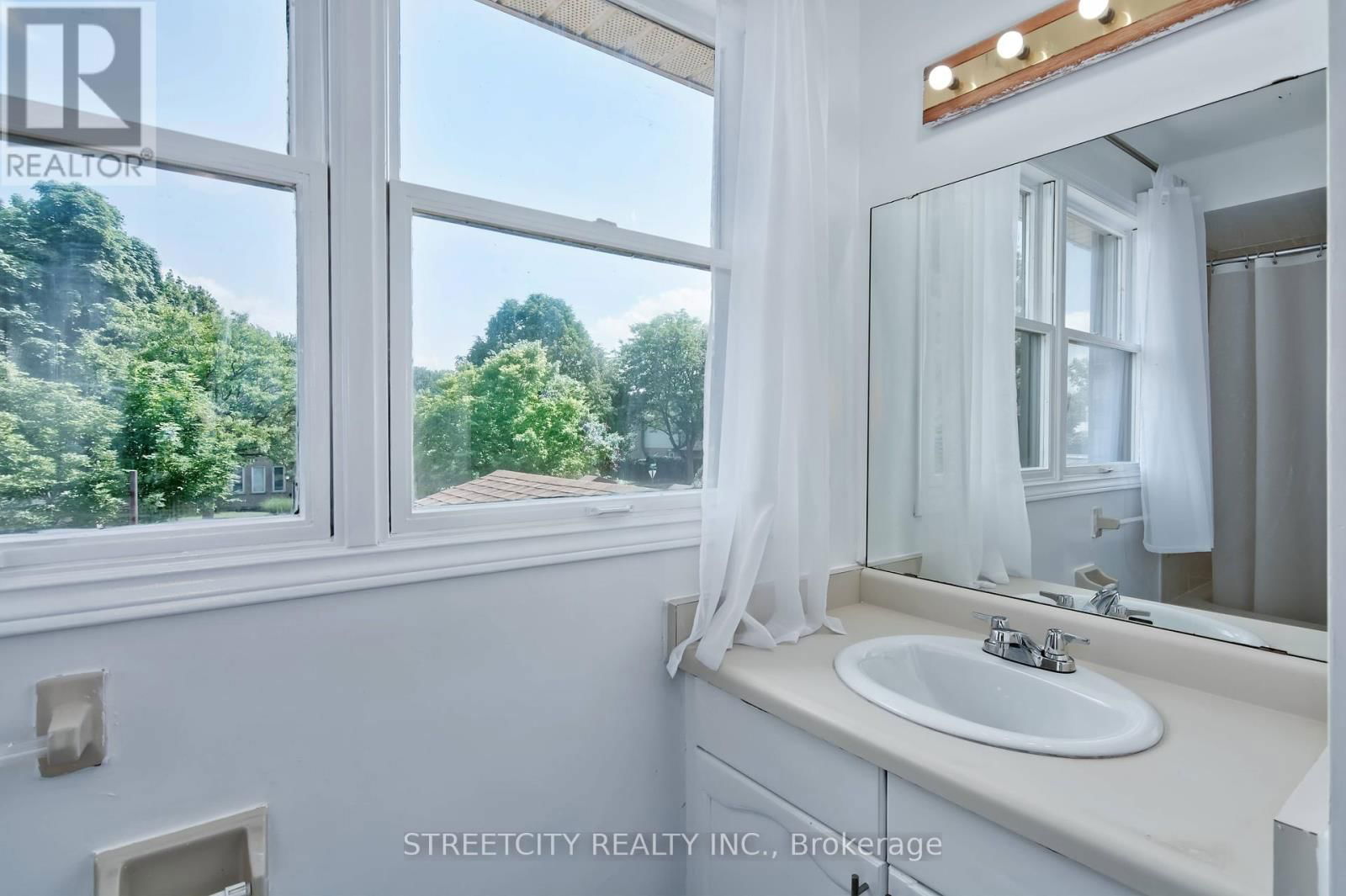 42 LAUREL STREET Image 30