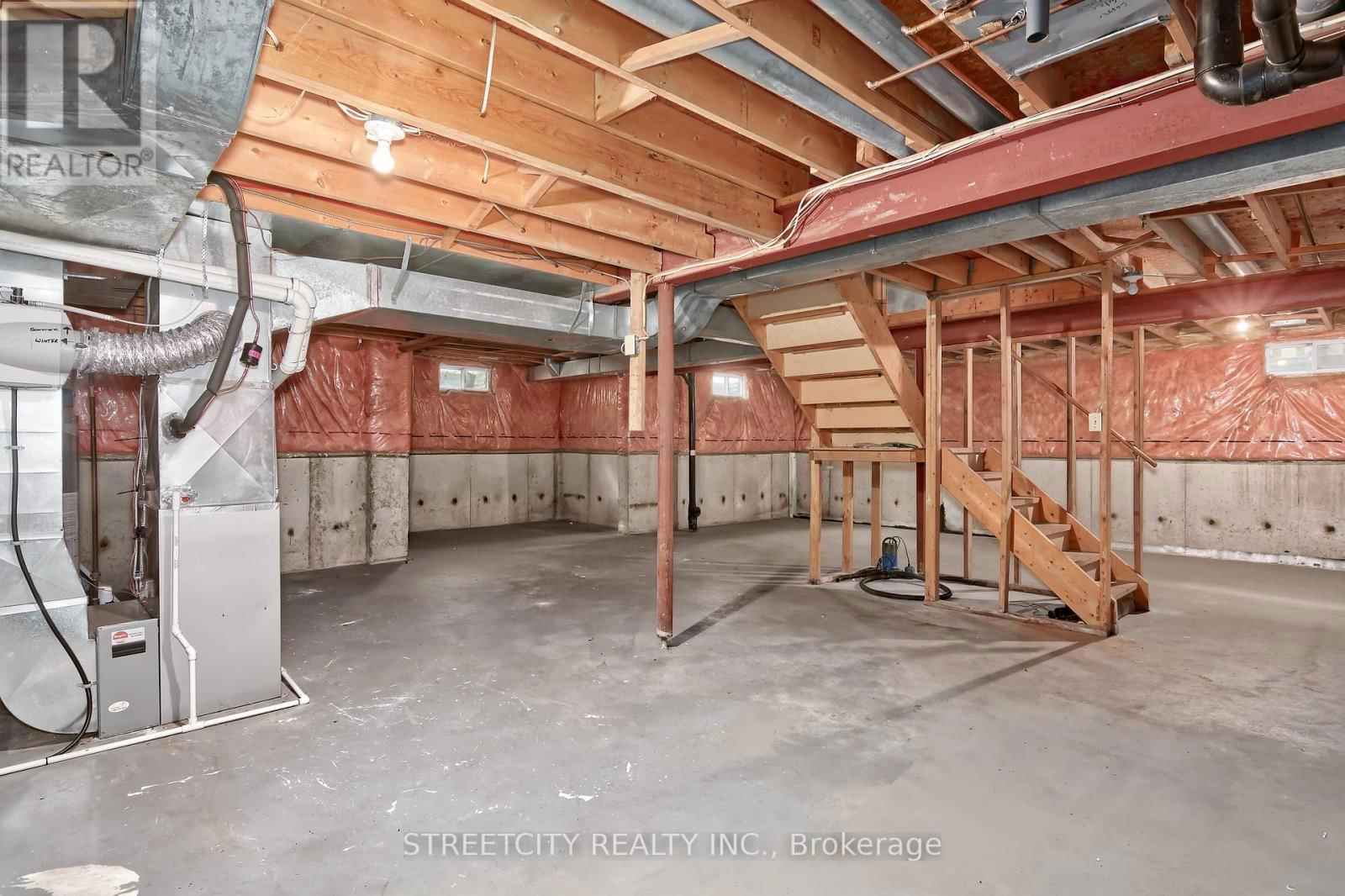 42 LAUREL STREET Image 32