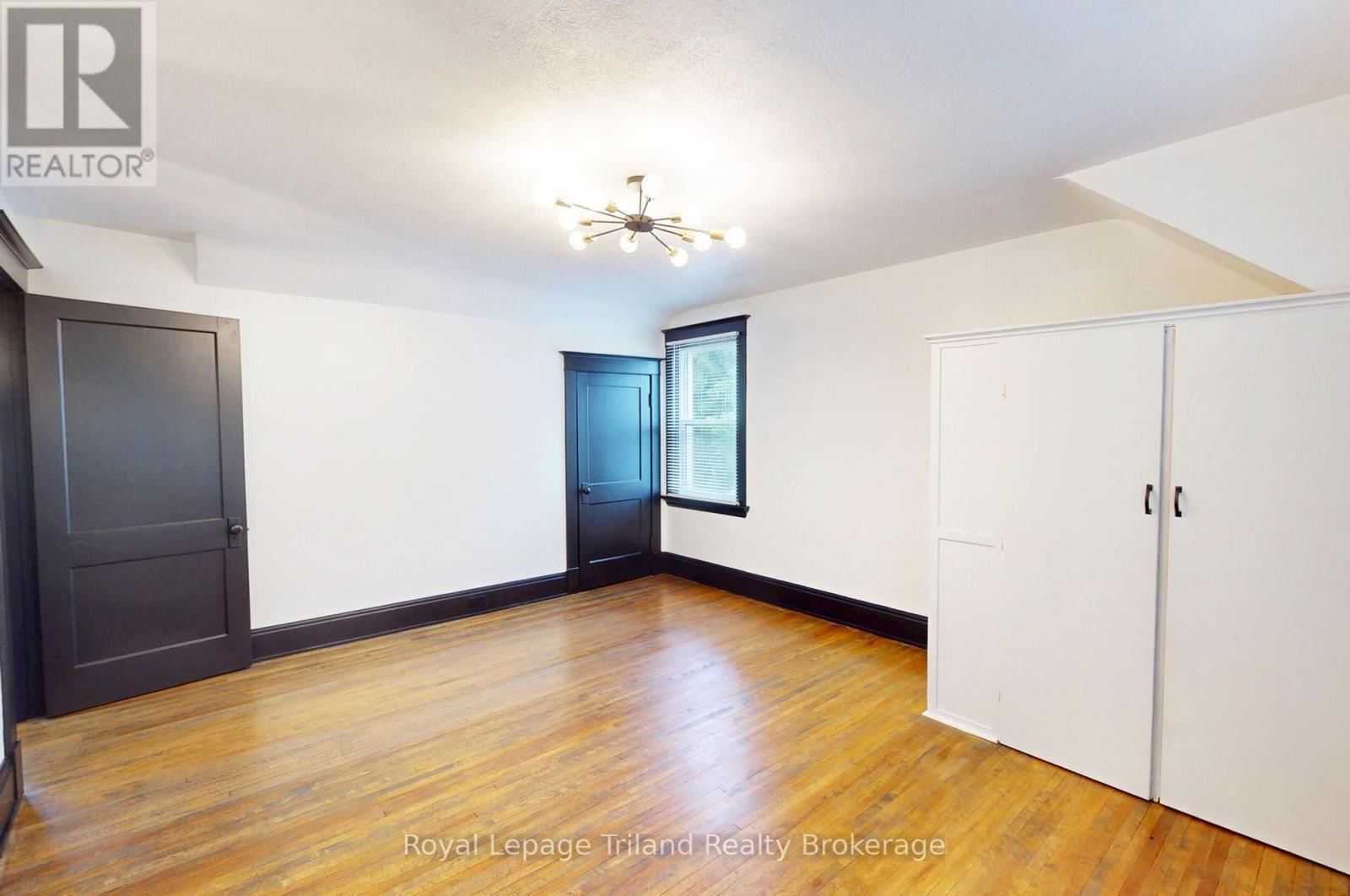 313 RIDDELL STREET Image 10