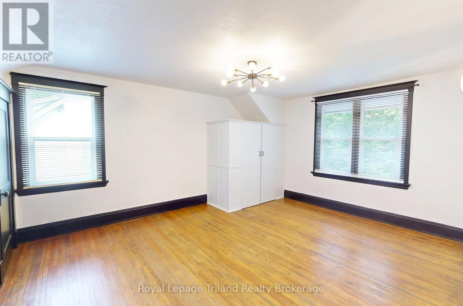 313 RIDDELL STREET Image 12