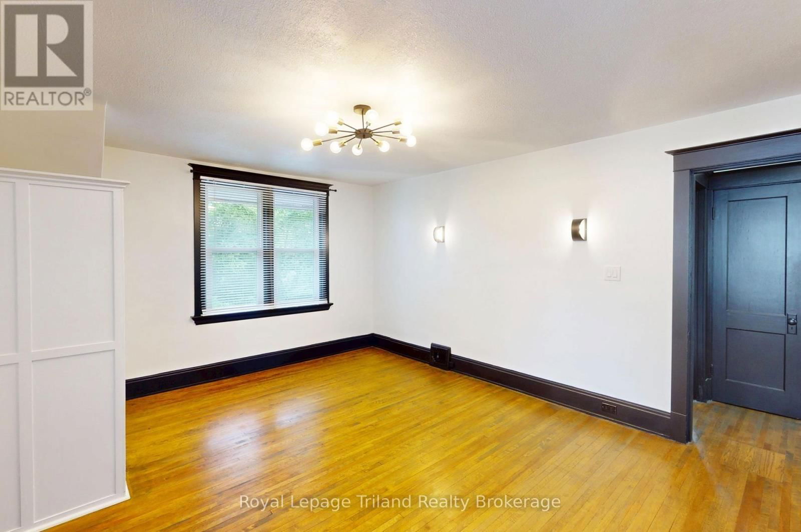 313 RIDDELL STREET Image 13