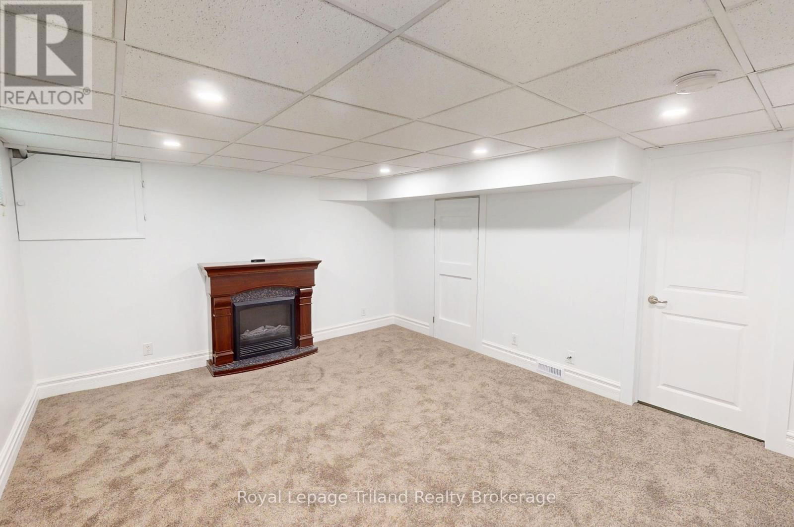 313 RIDDELL STREET Image 17