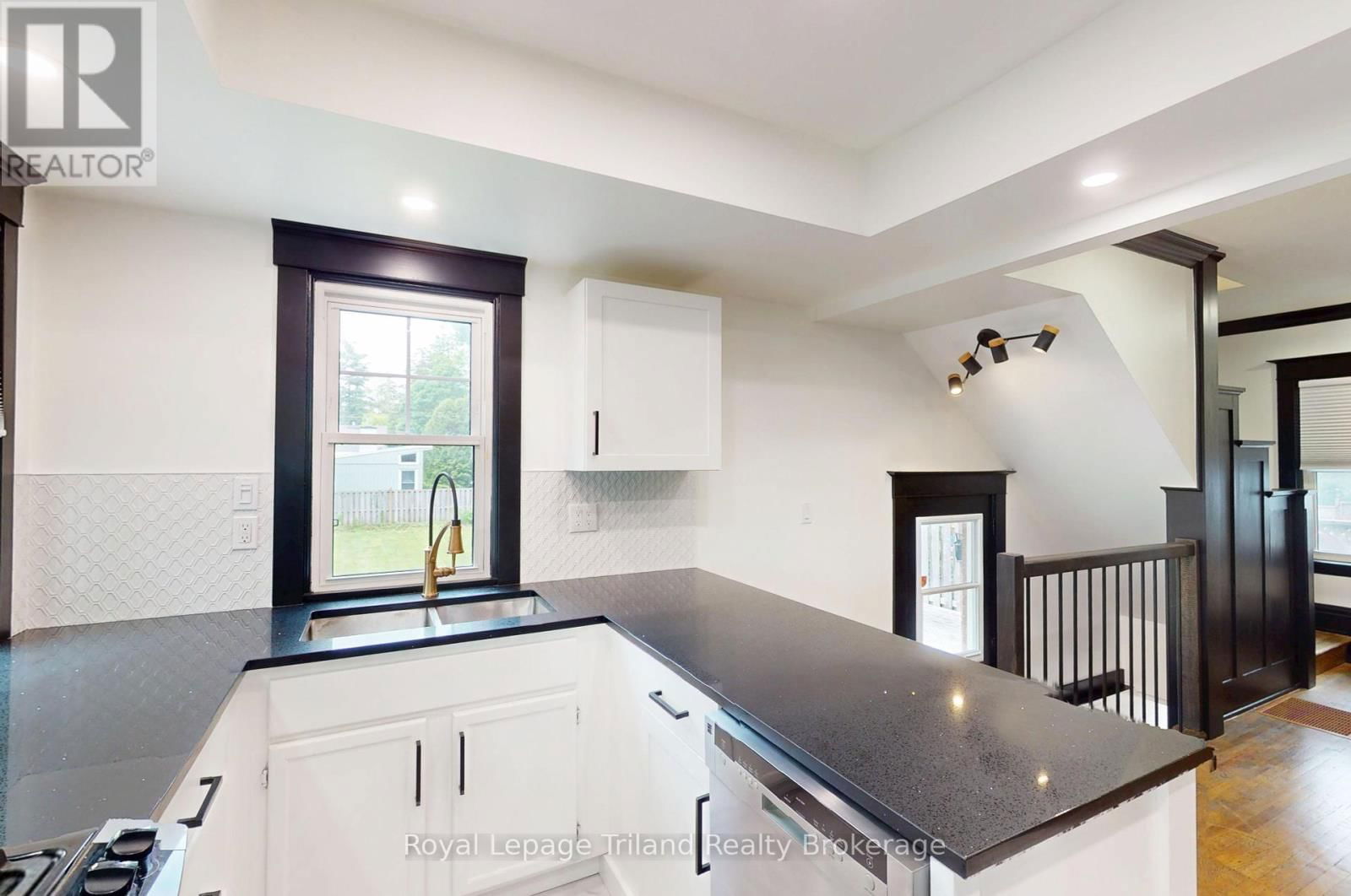 313 RIDDELL STREET Image 3