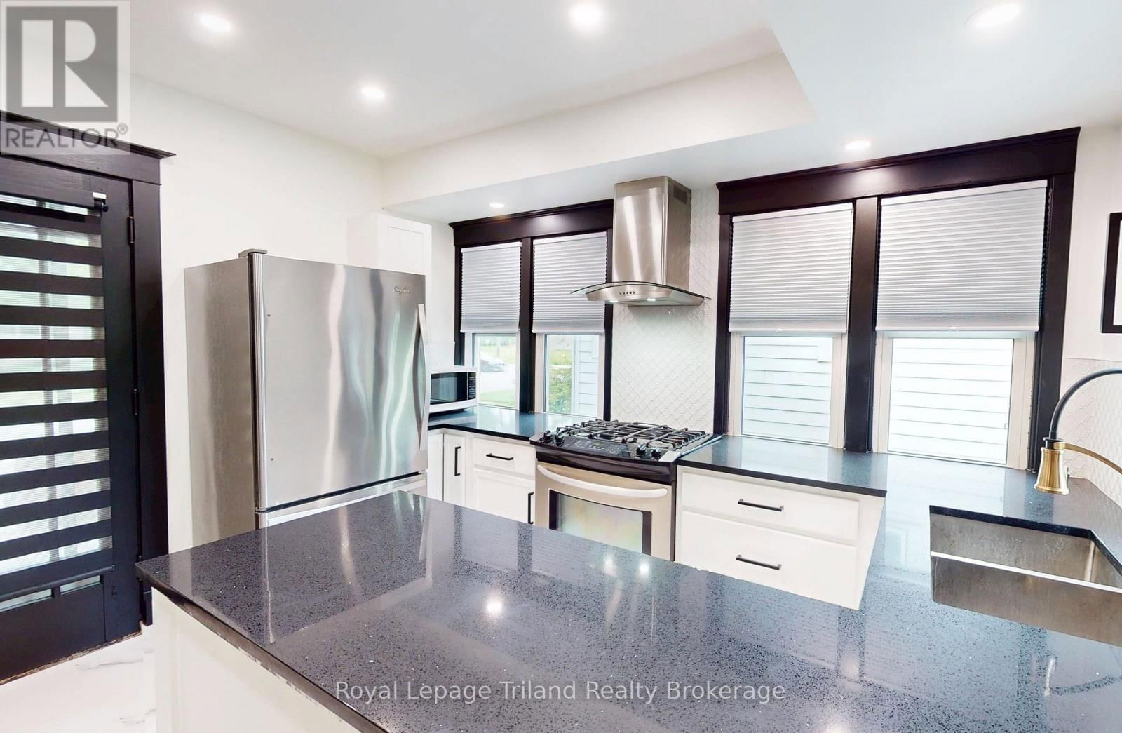 313 RIDDELL STREET Image 4