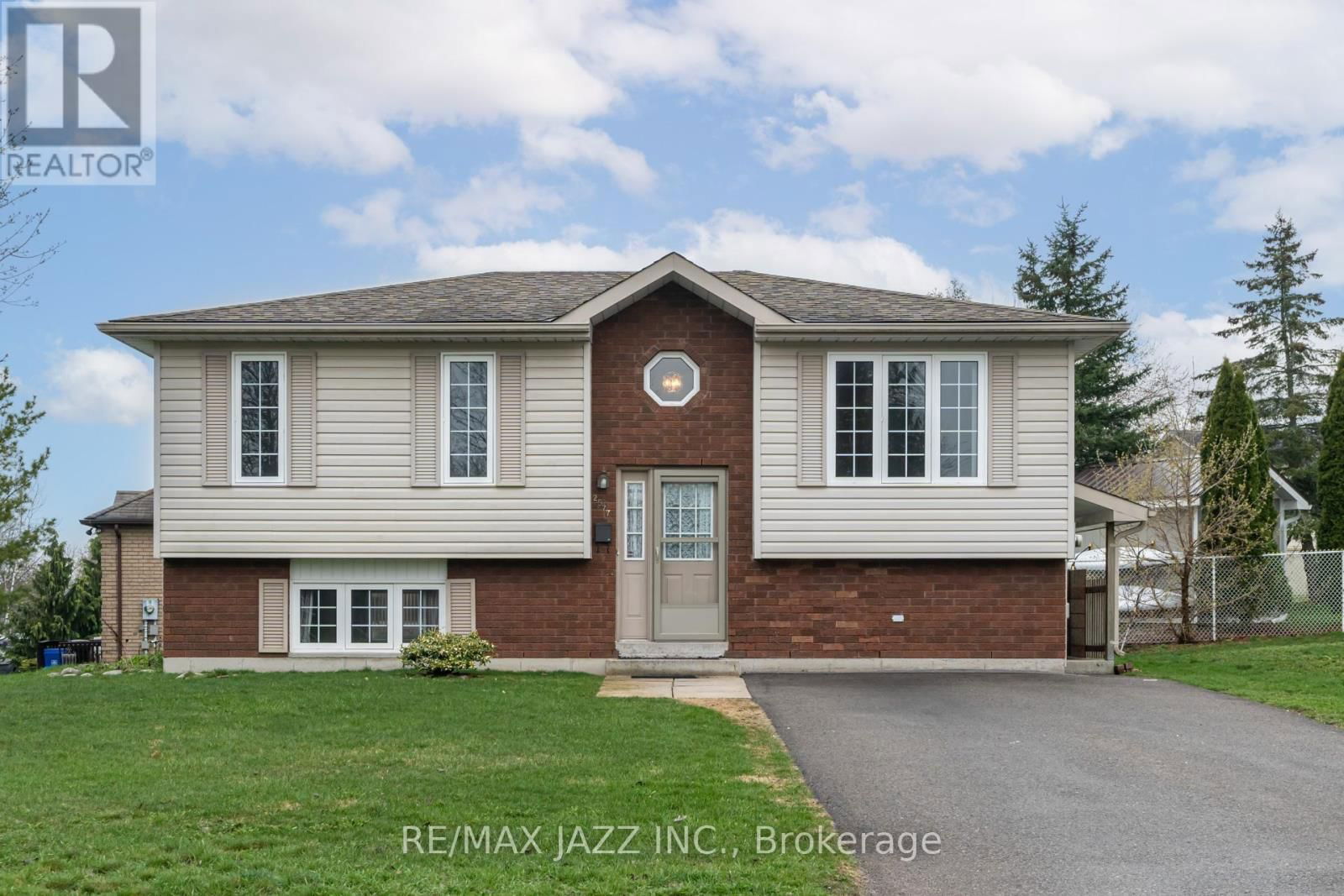 2577 IDYLLWOOD CRESCENT Image 1