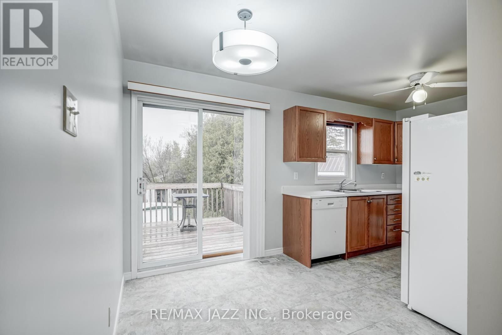 2577 IDYLLWOOD CRESCENT Image 11