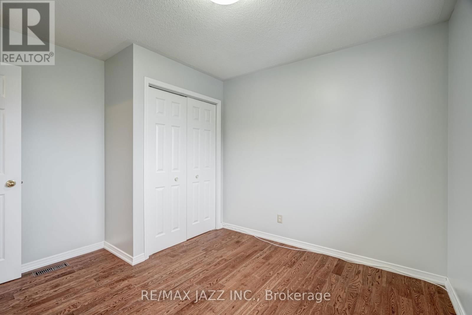 2577 IDYLLWOOD CRESCENT Image 24