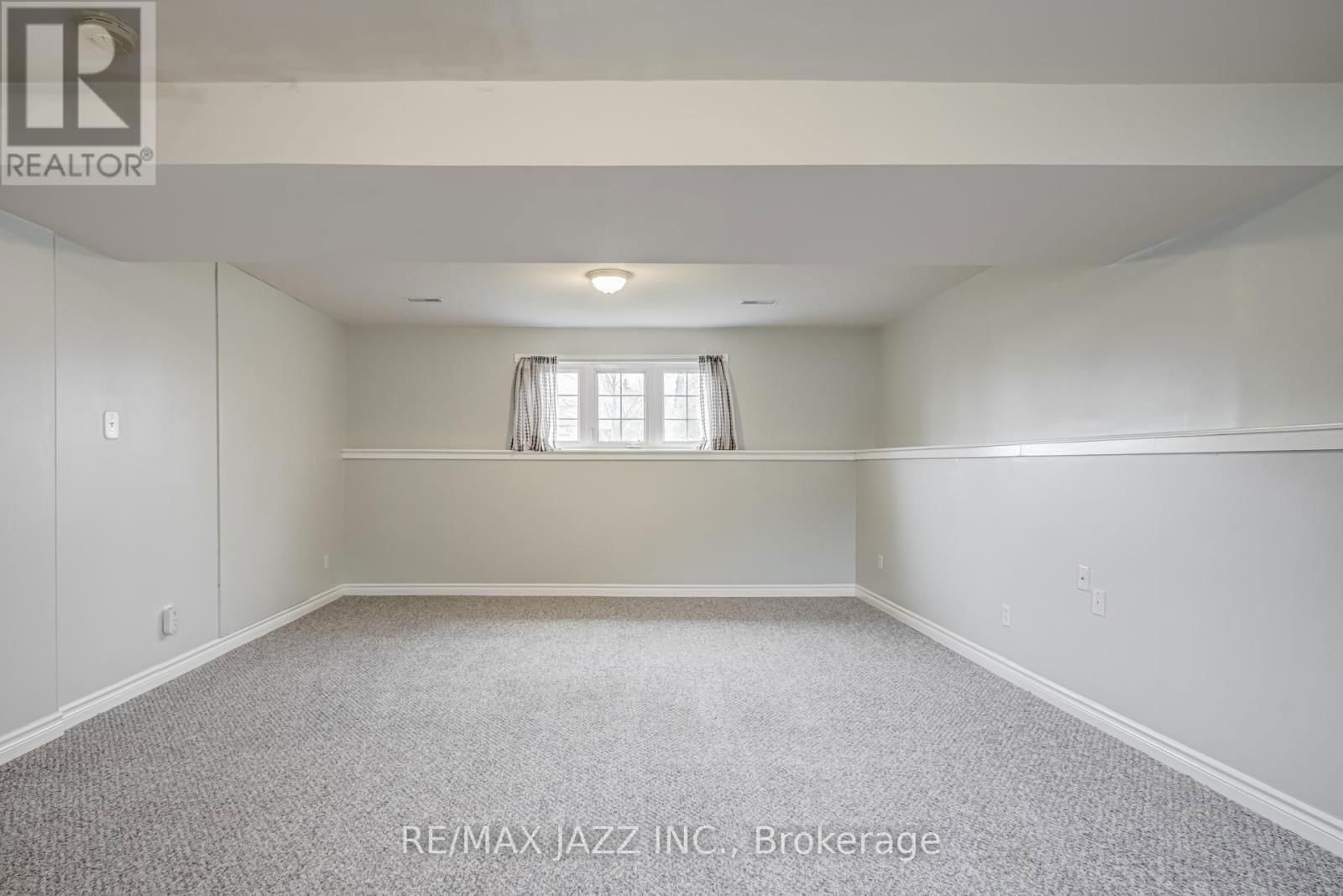 2577 IDYLLWOOD CRESCENT Image 31