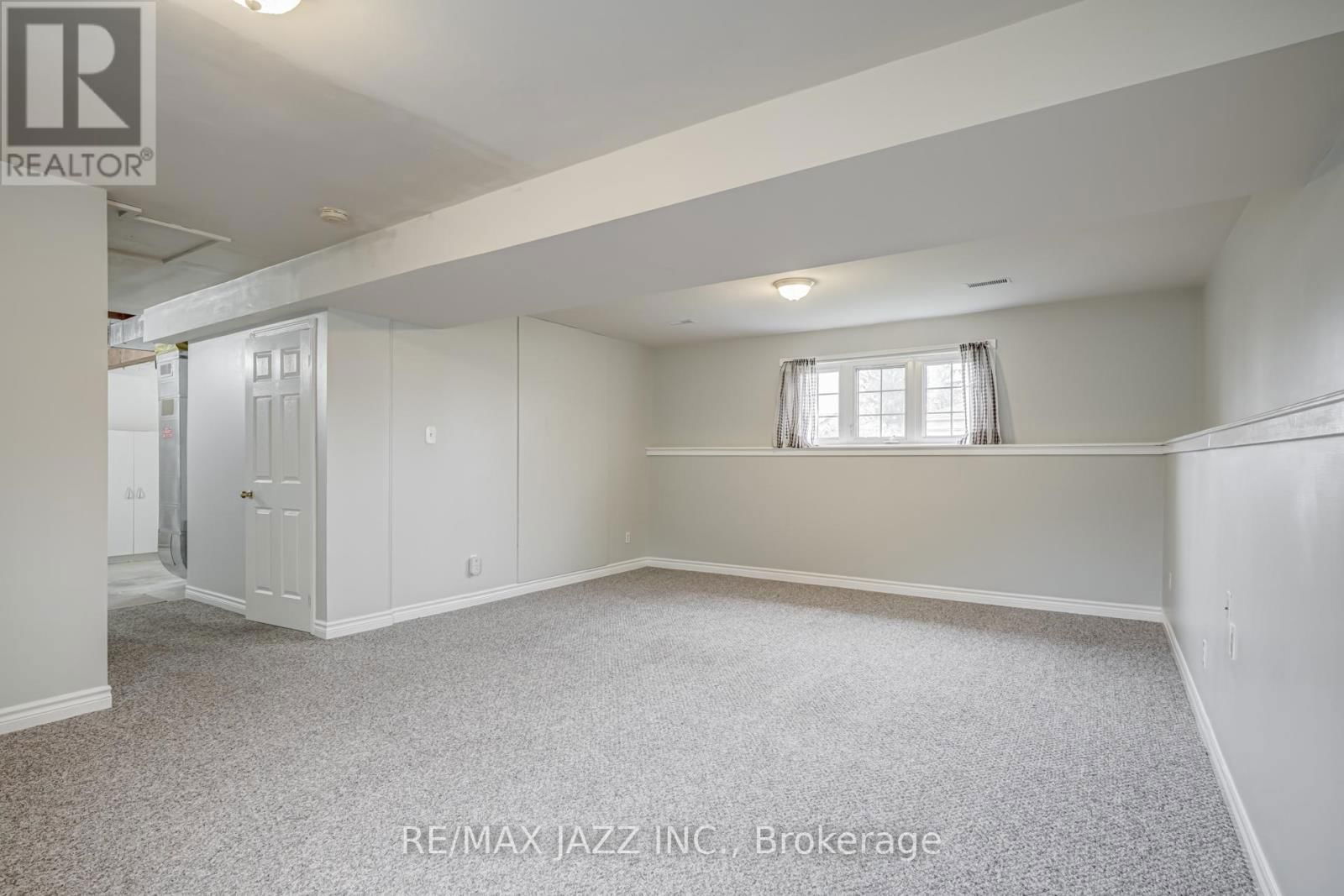 2577 IDYLLWOOD CRESCENT Image 32