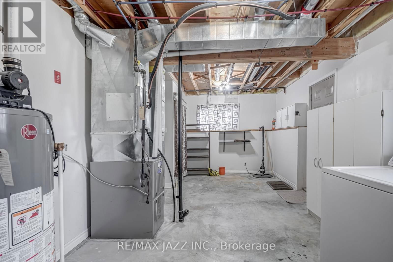 2577 IDYLLWOOD CRESCENT Image 36