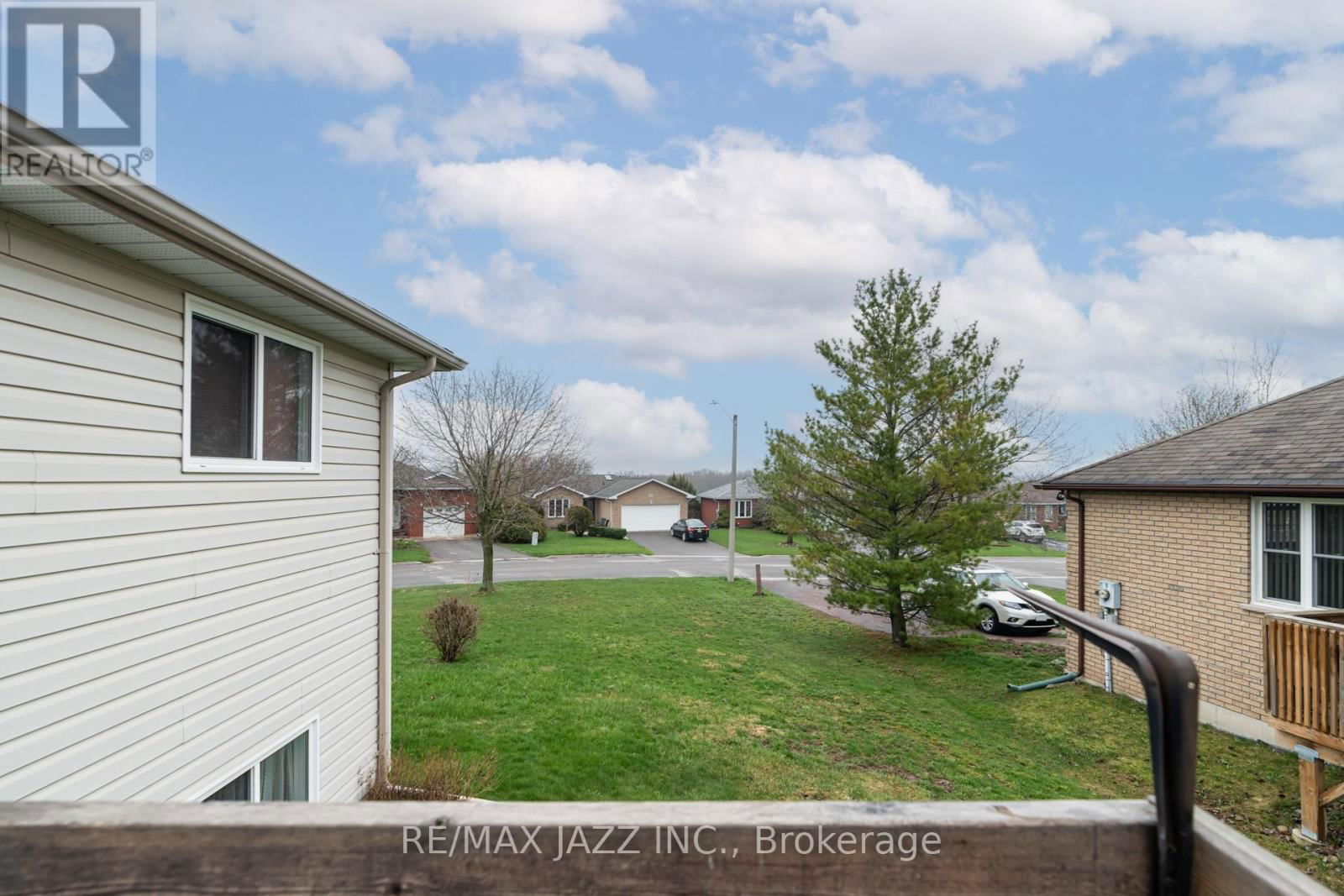 2577 IDYLLWOOD CRESCENT Image 40