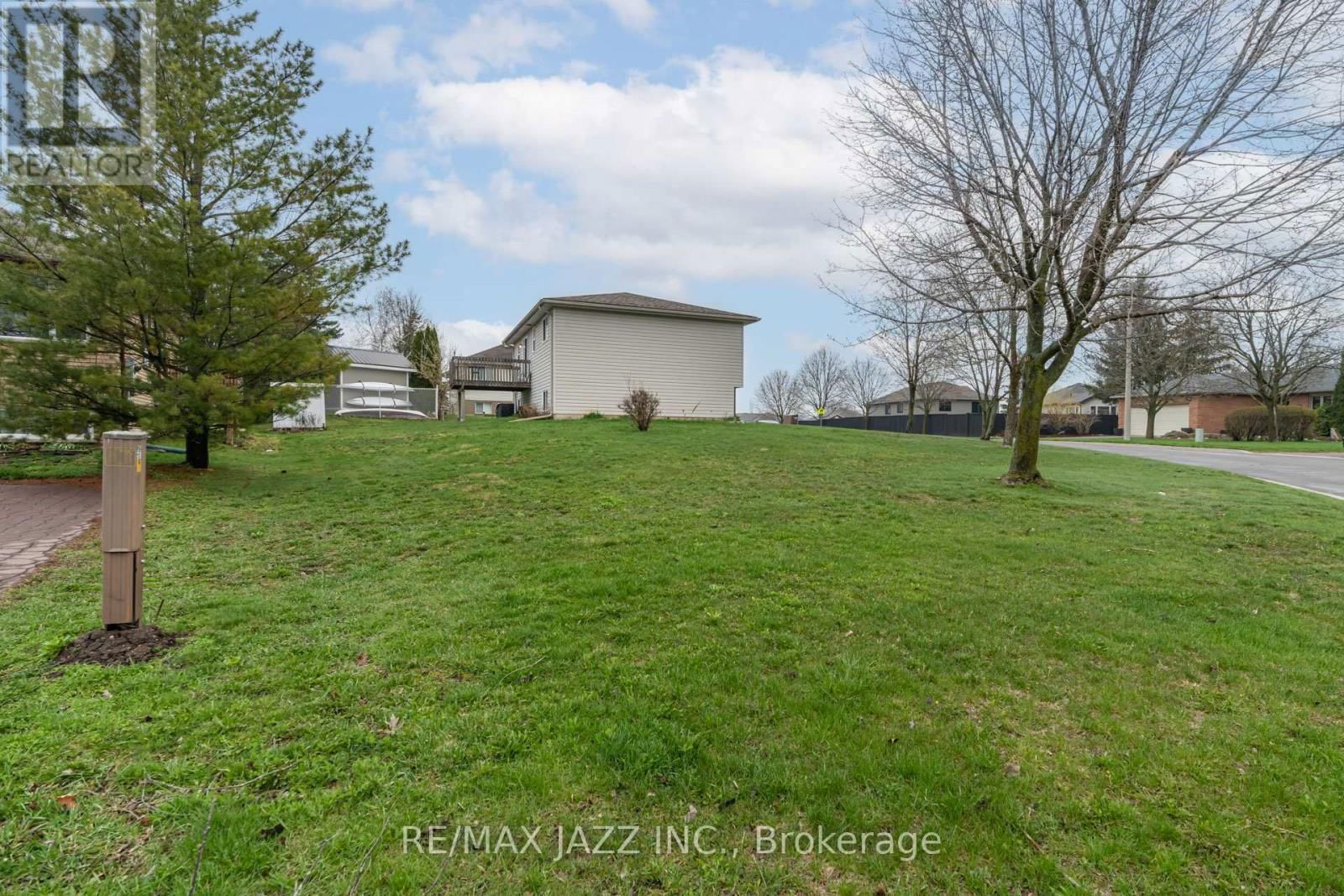 2577 IDYLLWOOD CRESCENT Image 44