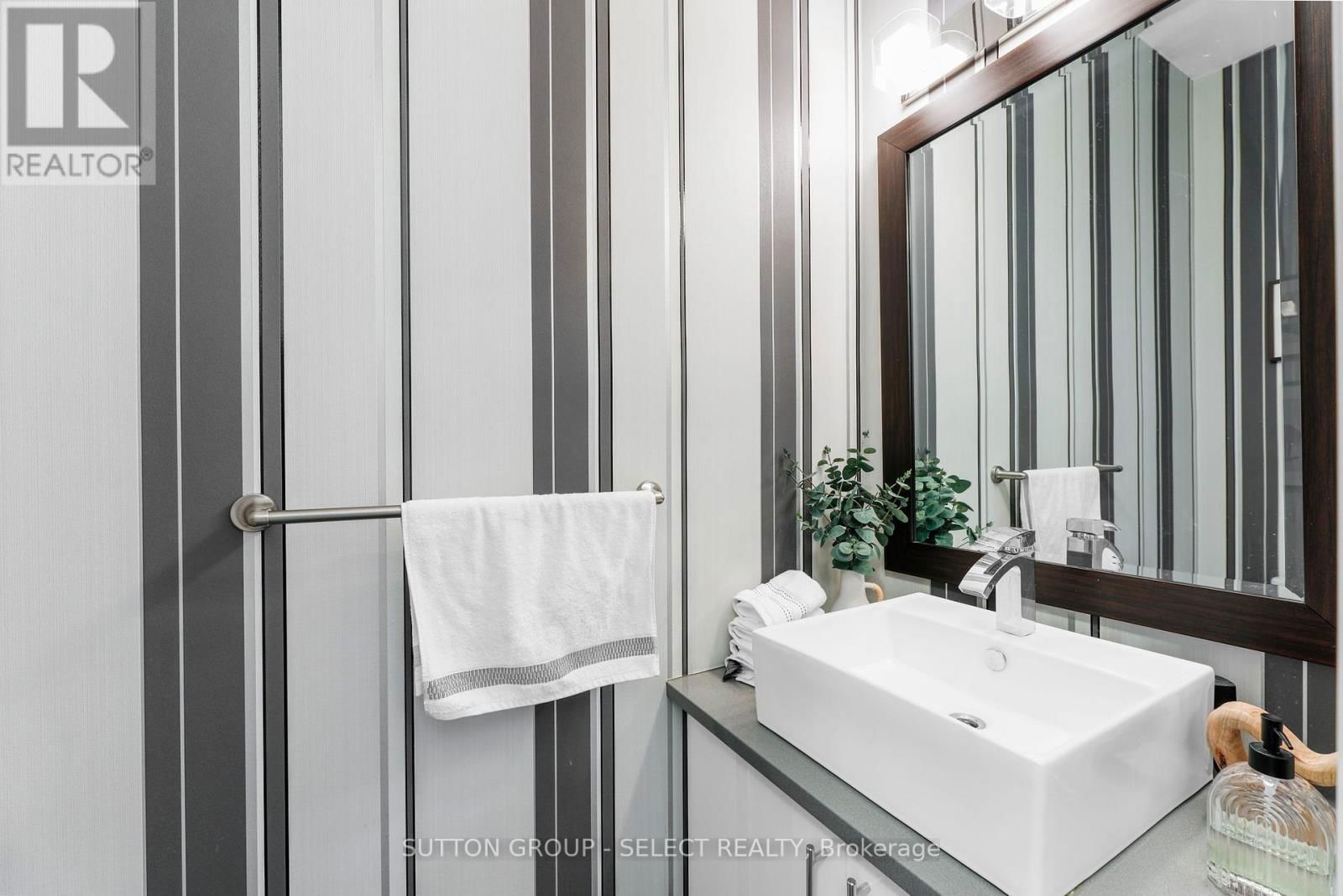 710 HICKORYRIDGE COMMON Image 16