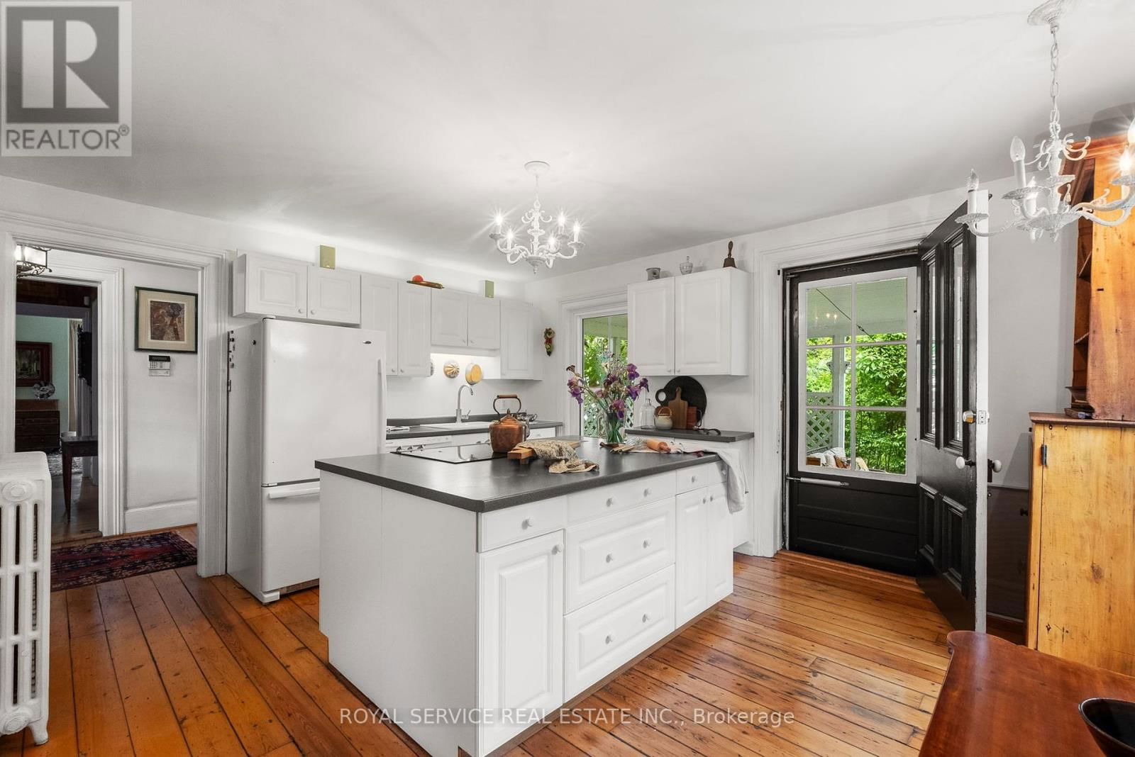 303 HENRY STREET Image 9