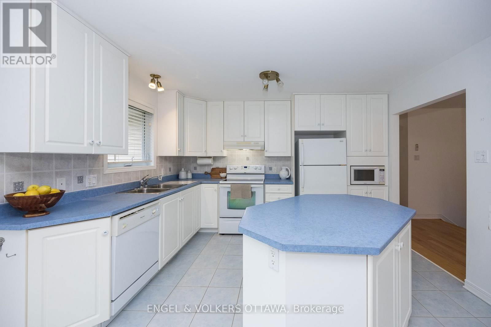 81 LLOYDALEX CRESCENT Image 10