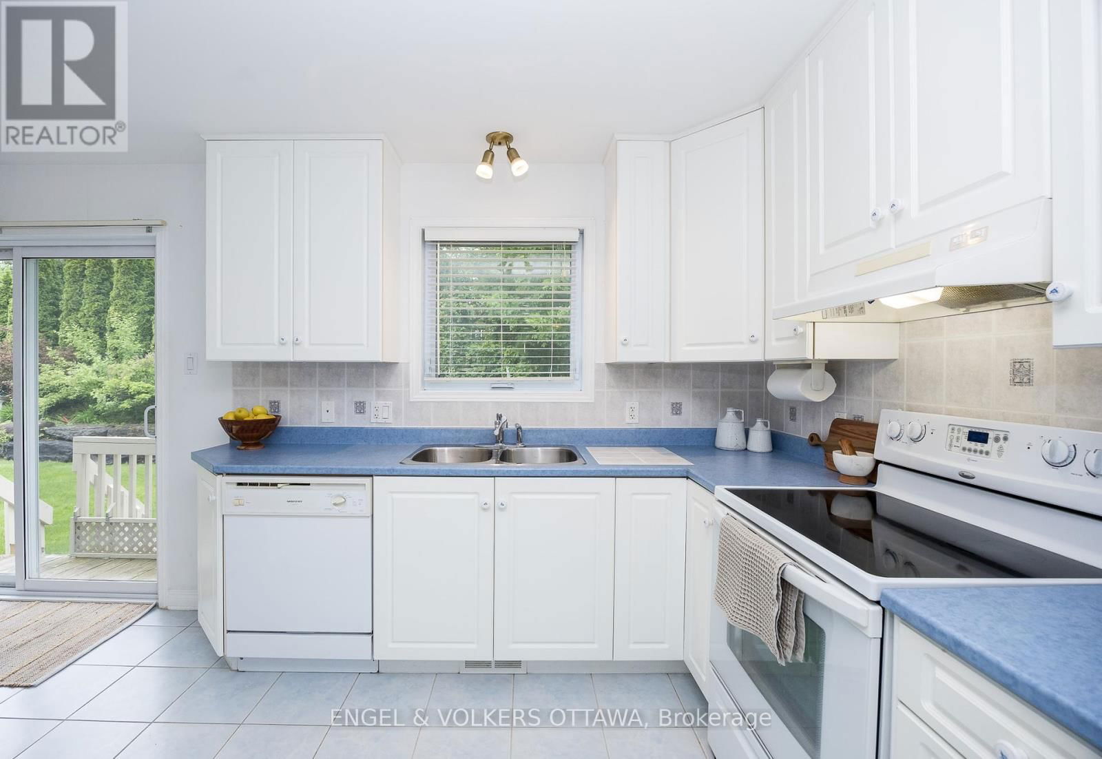 81 LLOYDALEX CRESCENT Image 11