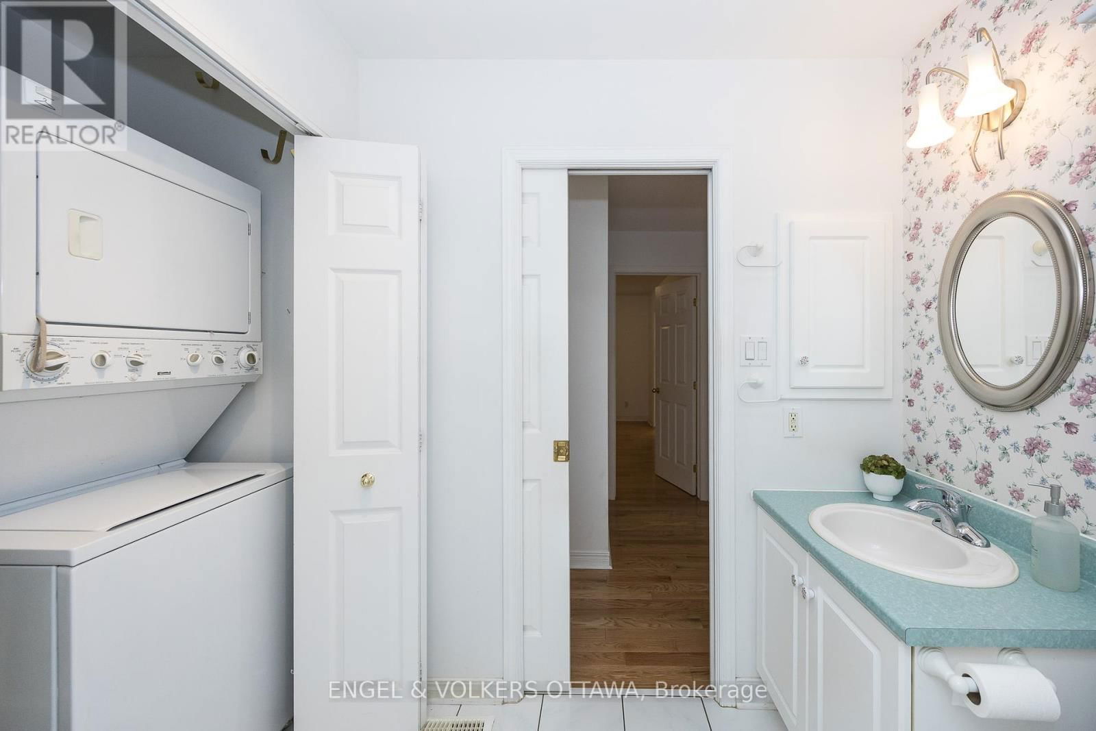 81 LLOYDALEX CRESCENT Image 21