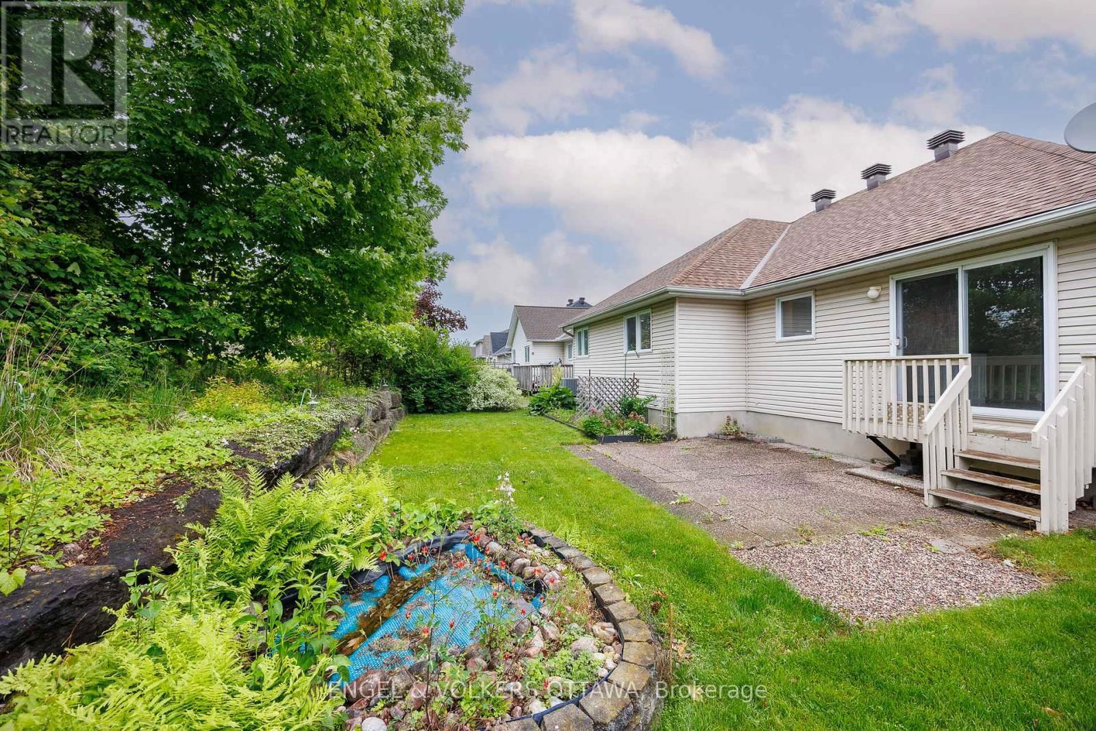 81 LLOYDALEX CRESCENT Image 28
