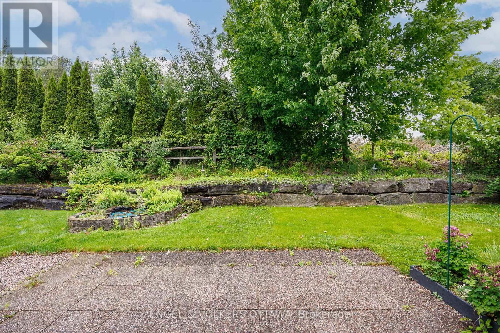 81 LLOYDALEX CRESCENT Image 29