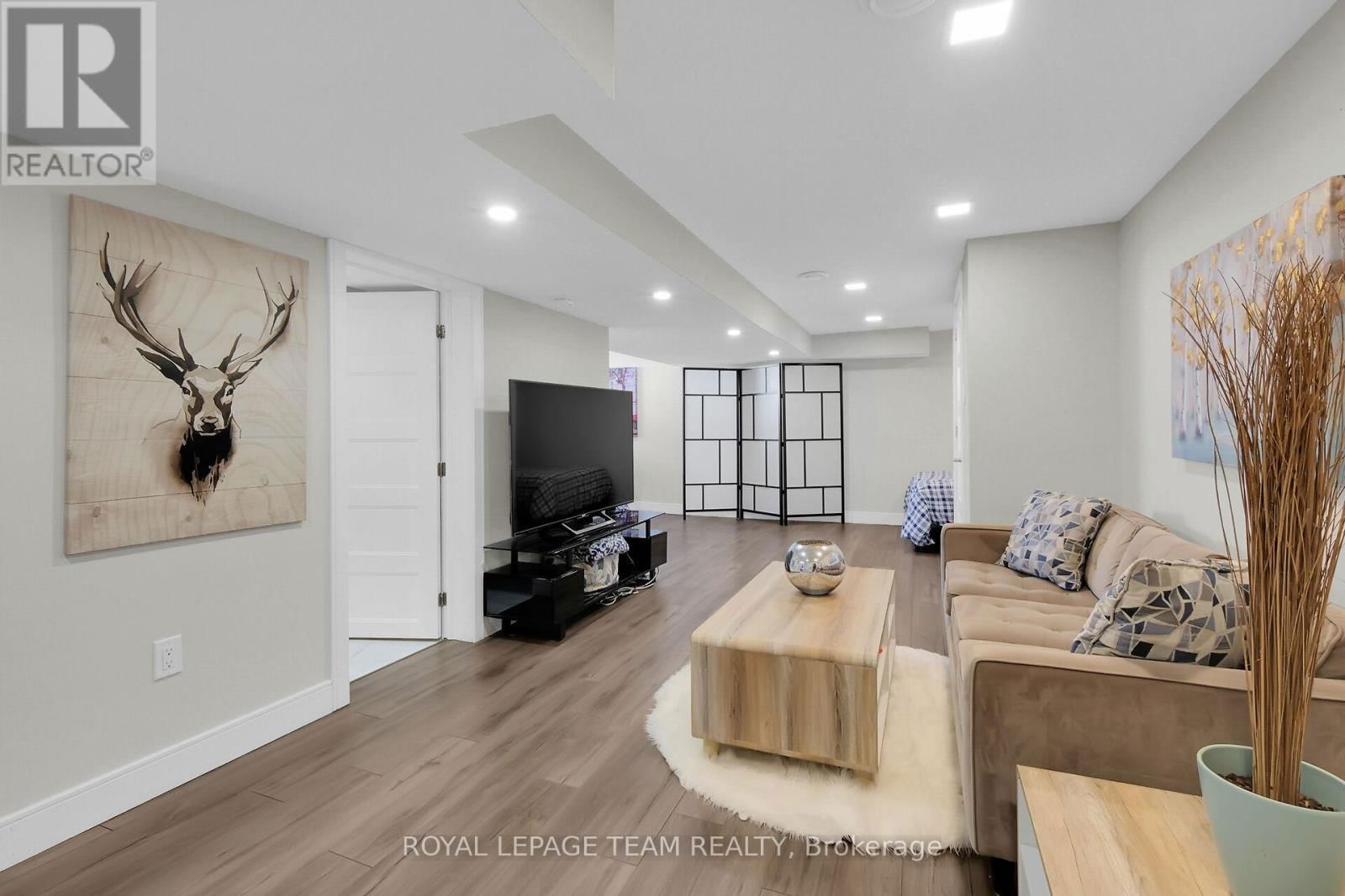 1107 NORMANDY CRESCENT Image 32