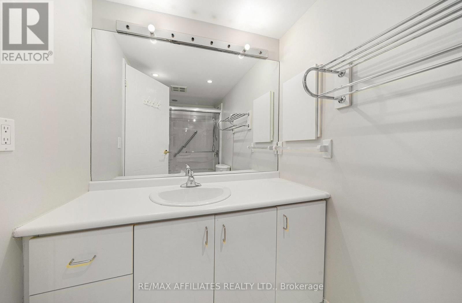 211 - 1705 PLAYFAIR DRIVE Image 11