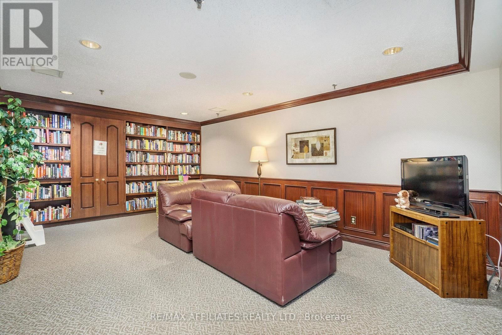 211 - 1705 PLAYFAIR DRIVE Image 33
