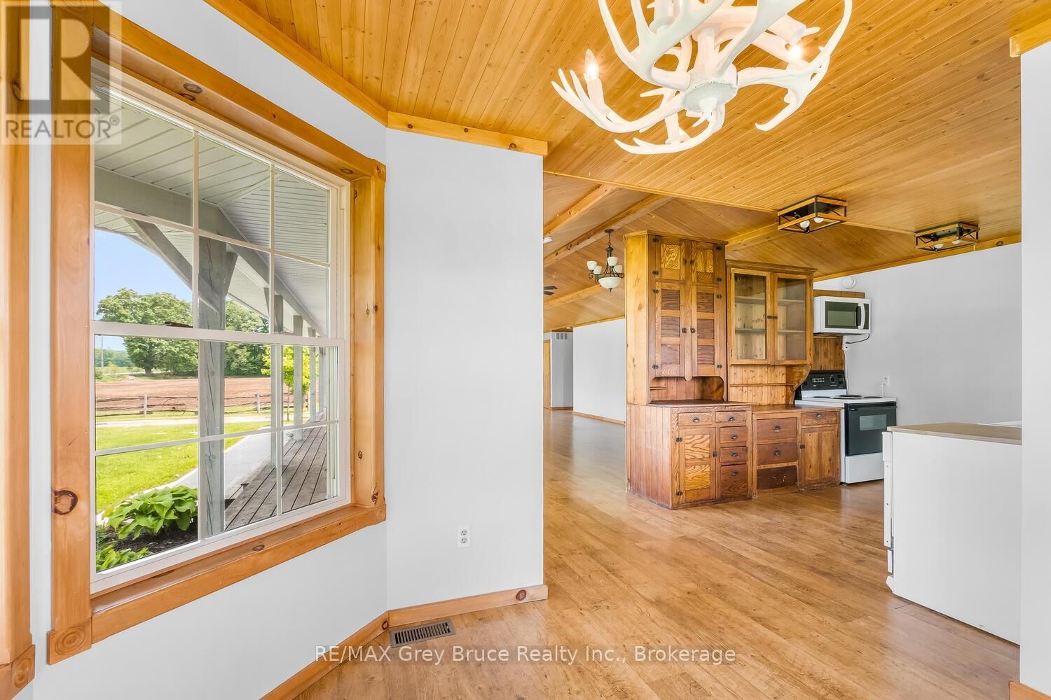 402622 GREY 17 ROAD Image 12