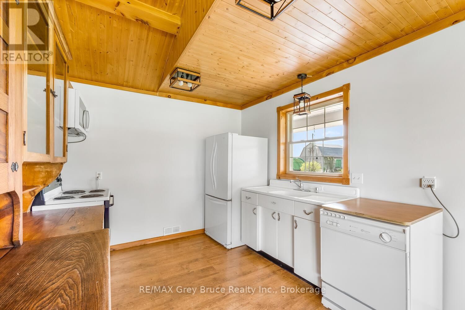 402622 GREY 17 ROAD Image 14
