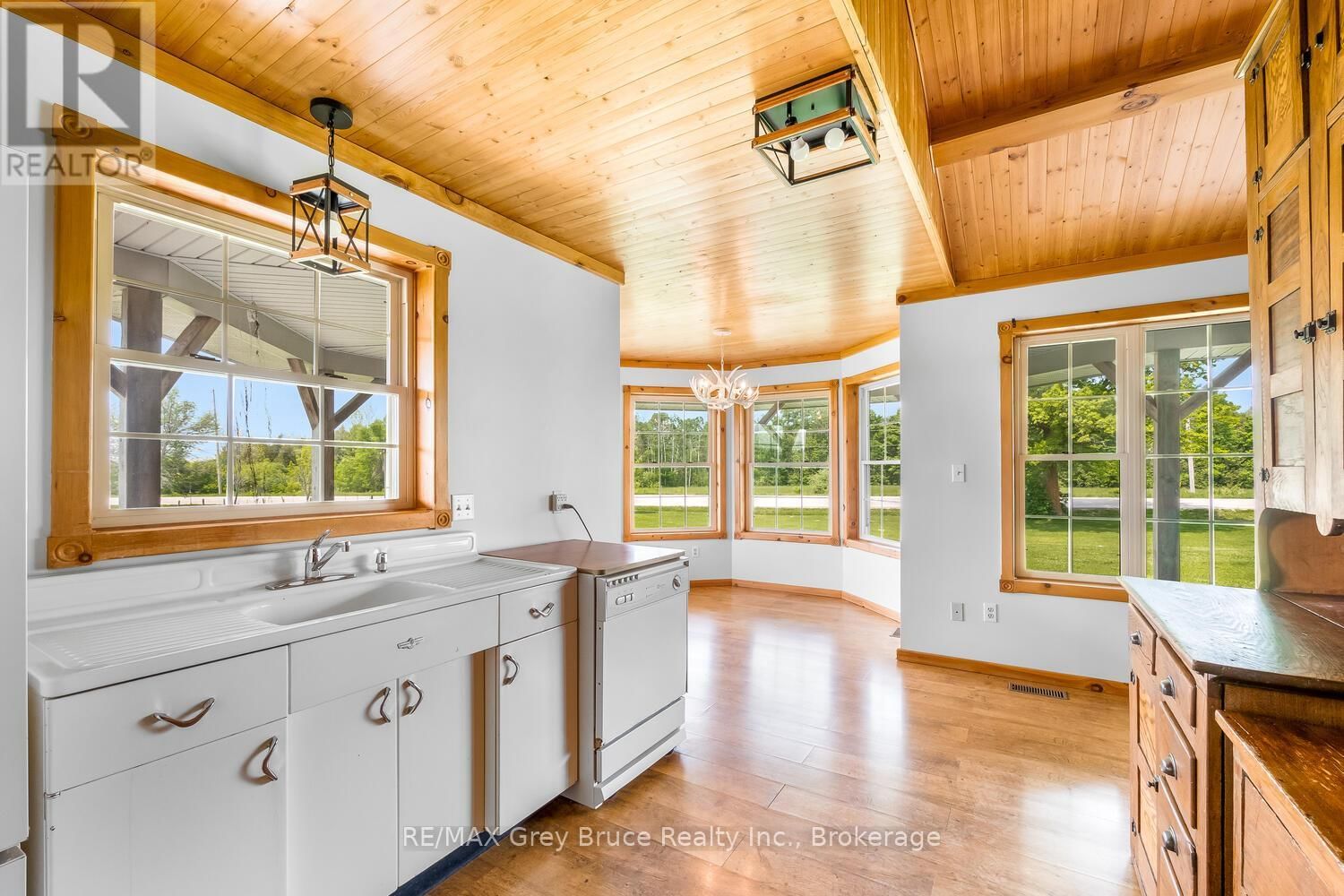 402622 GREY 17 ROAD Image 15