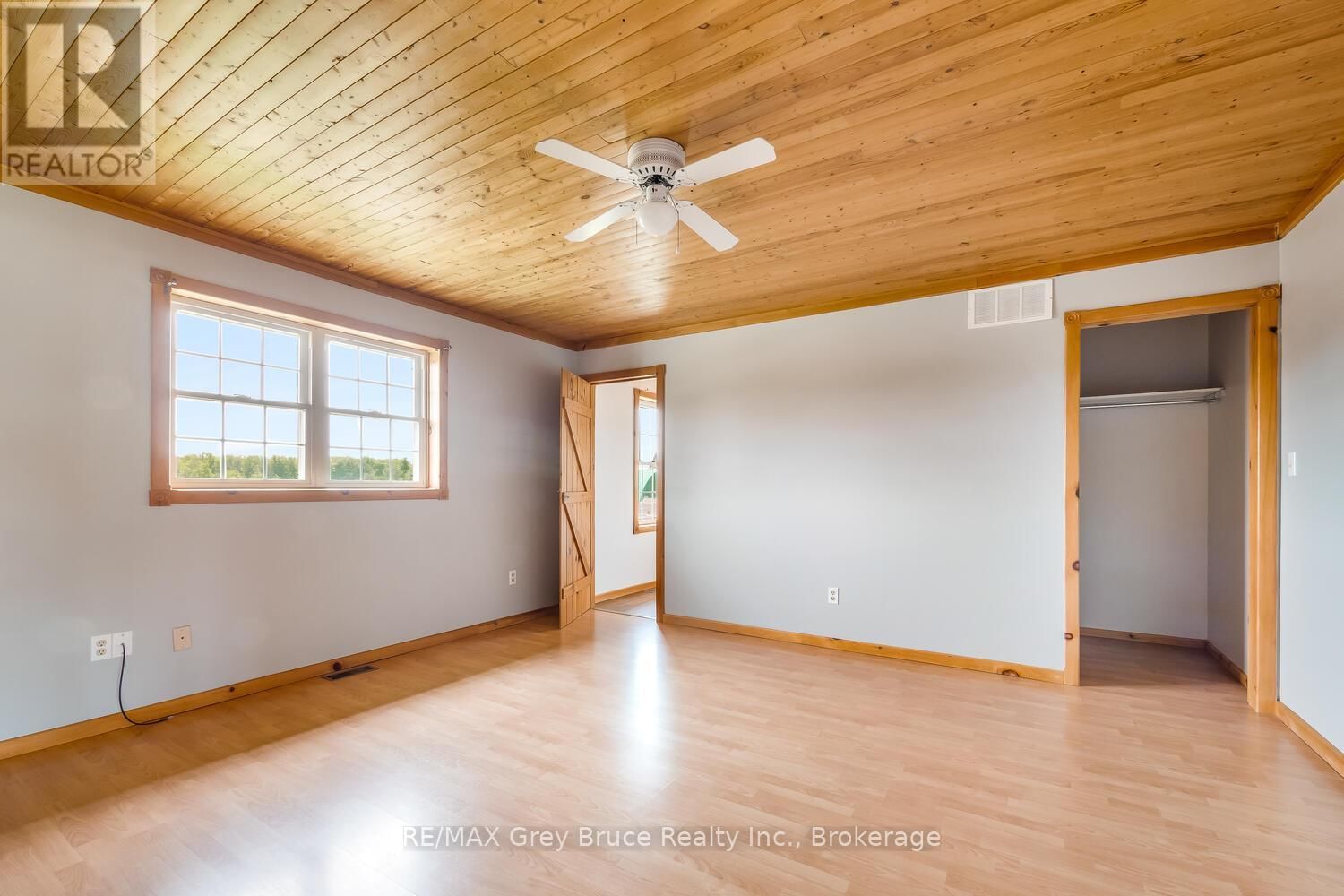 402622 GREY 17 ROAD Image 16