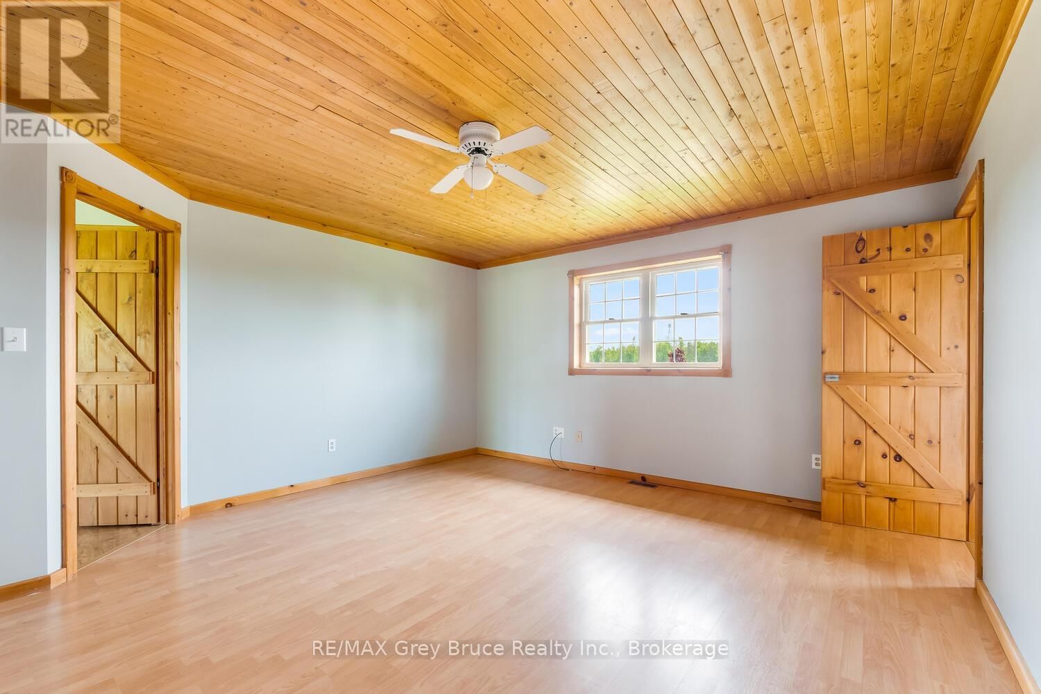 402622 GREY 17 ROAD Image 20