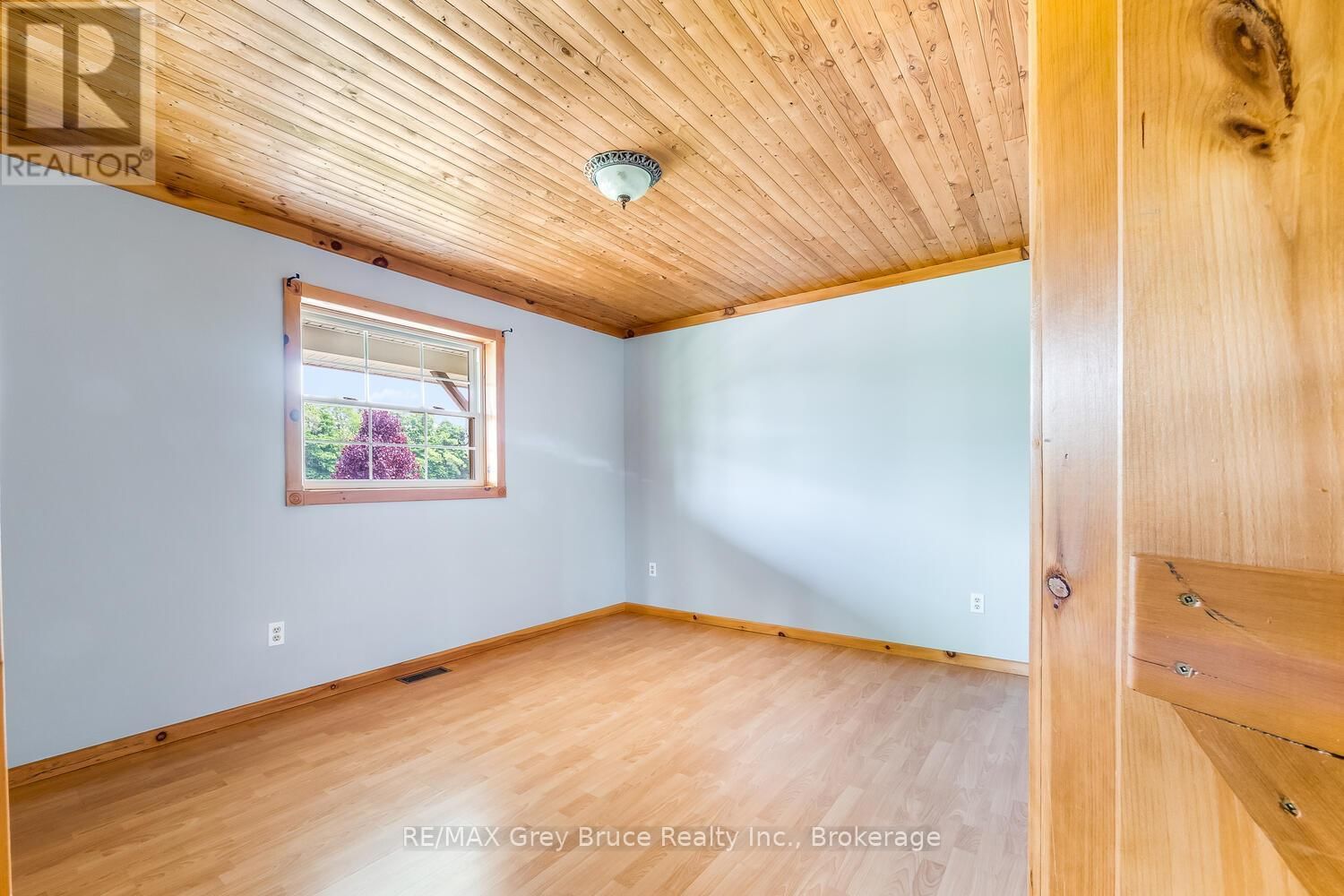 402622 GREY 17 ROAD Image 21
