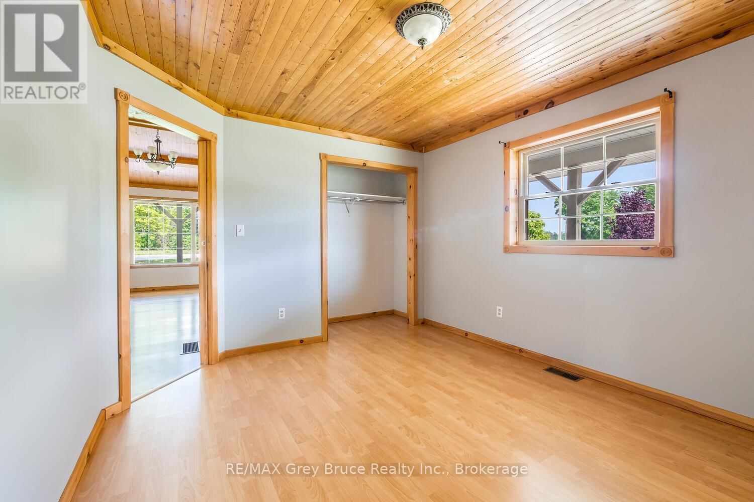402622 GREY 17 ROAD Image 22