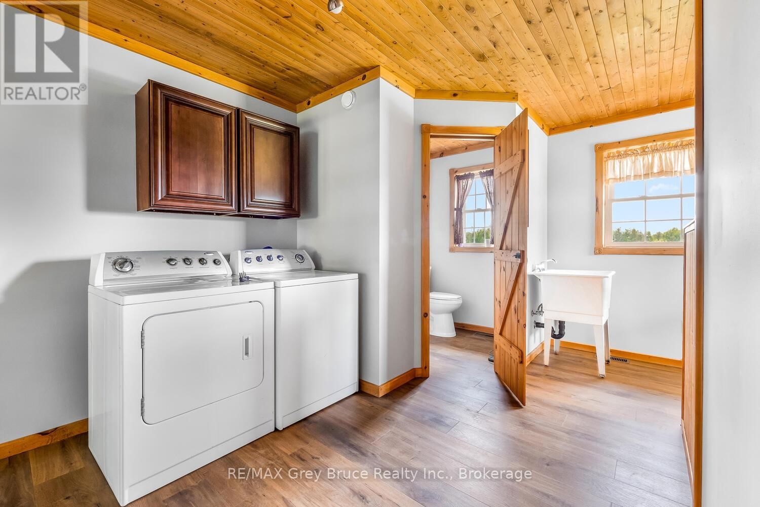 402622 GREY 17 ROAD Image 23